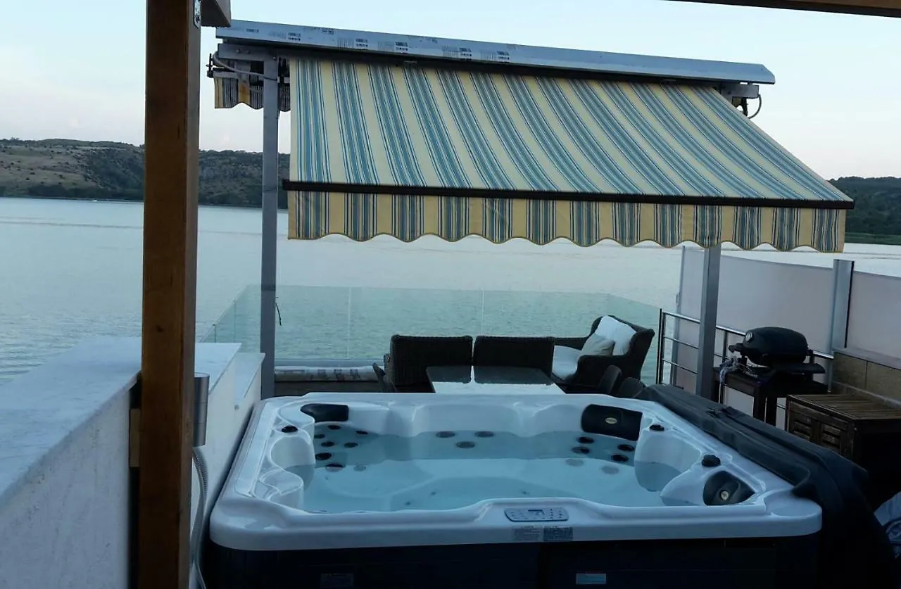 Luxury Apartment By The Sea With Private Whirlpool And Terrace 50M2 Posedarje