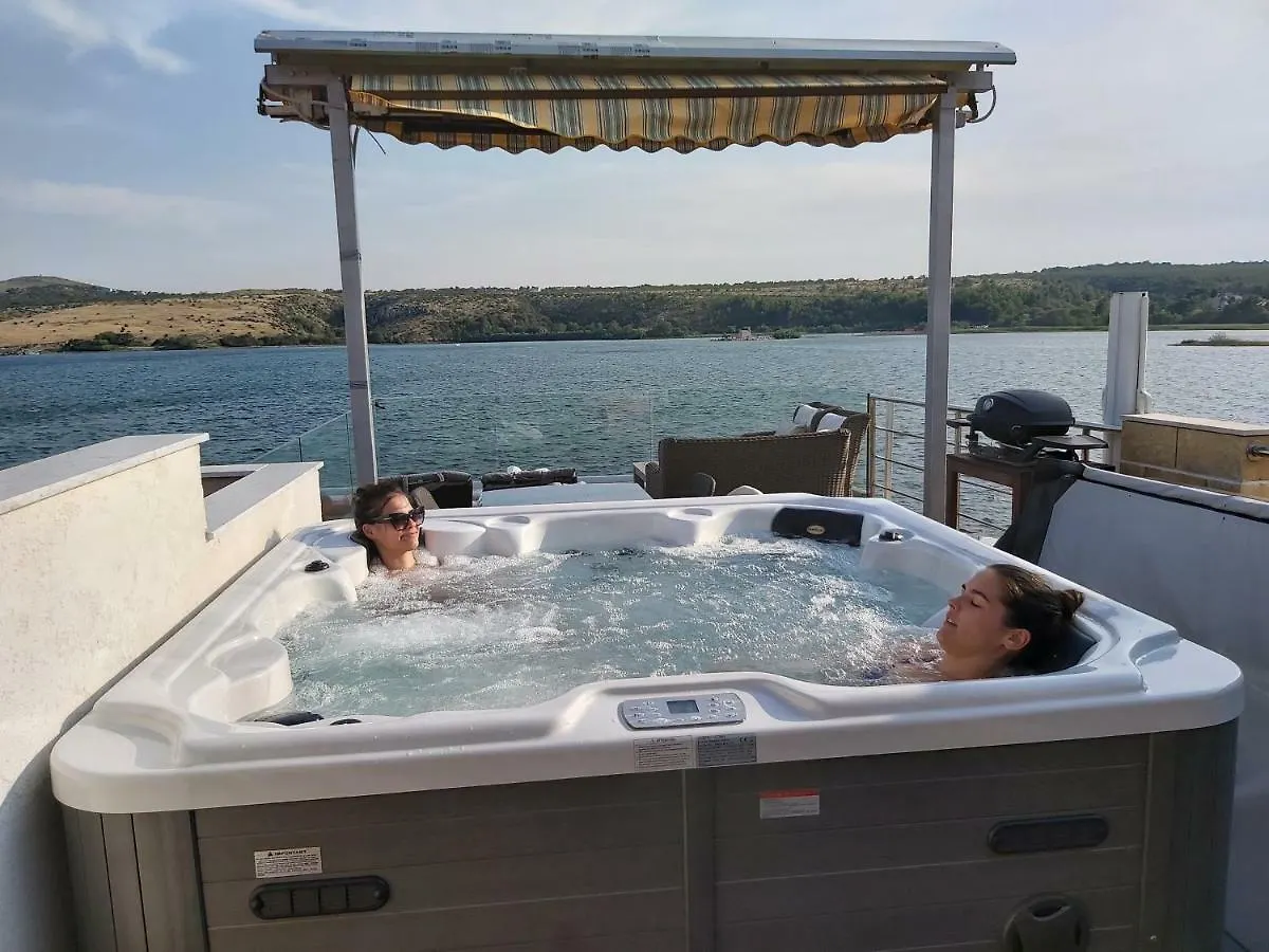 Luxury Apartment By The Sea With Private Whirlpool And Terrace 50M2 Posedarje
